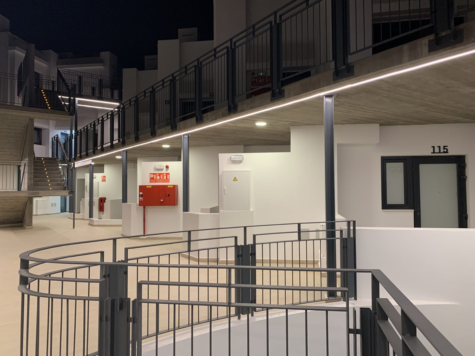 Pasillo iluminado